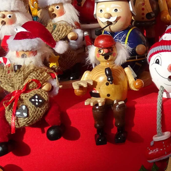 Räuchermanner und Räucherkerzen, Fäucherfiguren in einer reihe sitzend mit Weihnachtsmann mit Geschenkesack oder als Räucherfeuerwehrmann, Schnitzende Räucherfigur