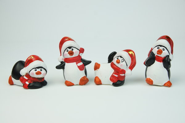 Bild weihnachtspinguine mit weihnachtsmützen vier stück liegend stehend winkend